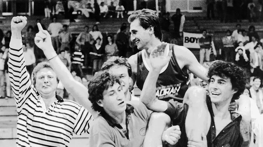 La gioia per la promozione in serie B dello Jadran ottenuta nel 1985 con oltre 5 mila tifosi presenti a Chiarbola