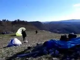 Appassionati di parapendio sul Monte Carso in una foto d'archivio.