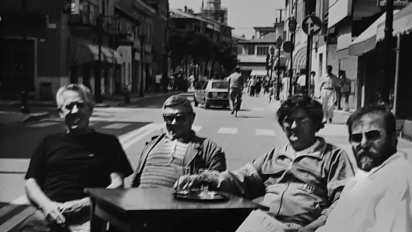 Una foto in bianco e nero del centro di Grado chiuso al traffico nel 1990