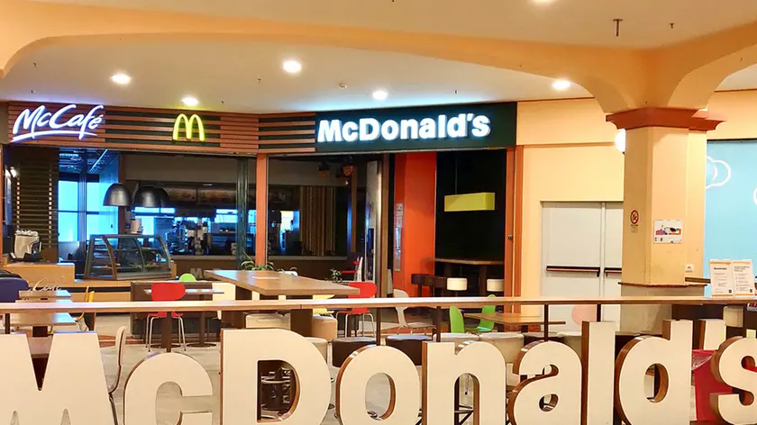 Tavoli vuoti al McDonald’s