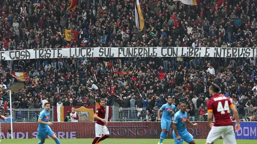 As Roma's supporters show a banner against Ciro Esposito's mother during the Italian Serie A soccer match AS Roma vs SSC Napoli at Olimpico stadium in Rome, Italy, 4 april 2015. ANSA/ ALESSANDRO DI MEO.