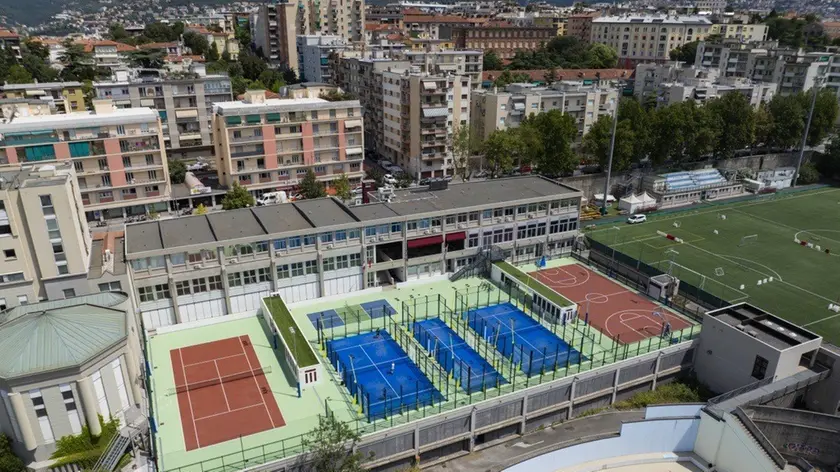 Una vista dall’alto del Trieste Campus, con i campi sportivi già completati e, dietro, la palestra da ristrutturare.