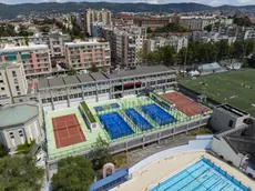 Una vista dall’alto del Trieste Campus, con i campi sportivi già completati e, dietro, la palestra da ristrutturare.