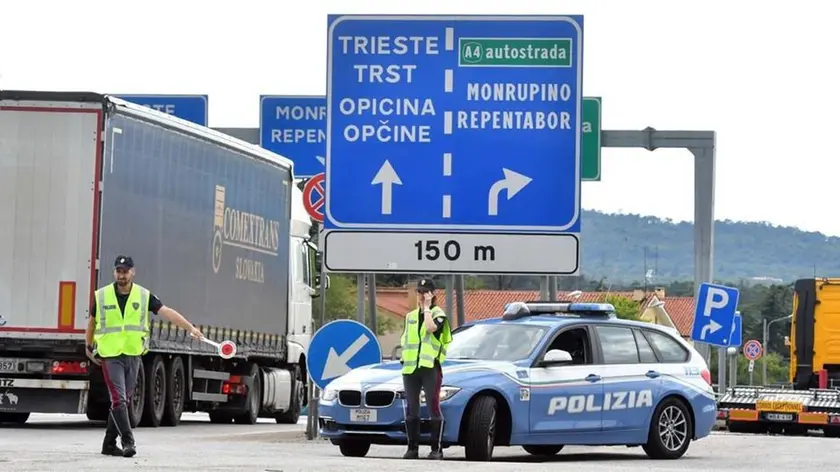 La polizia al confine in una foto di repertorio