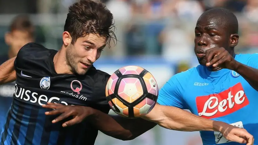 Atalanta's Roberto Gagliardini (L) and Napoli's Kalidou Koulibaly in action during the Italian Serie A soccer match Atalanta BC vs SSC Napoli at Atleti Azzurri d'Italia stadium in Bergamo, Italy, 02 October 2016. ANSA/PAOLO MAGNI