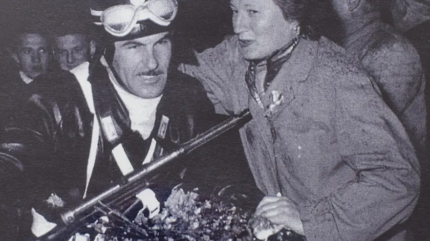Il carabiniere Spreafico e la donna che gli porse i fiori in un particolare della celebre foto del '54