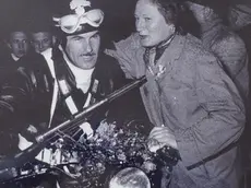 Il carabiniere Spreafico e la donna che gli porse i fiori in un particolare della celebre foto del '54
