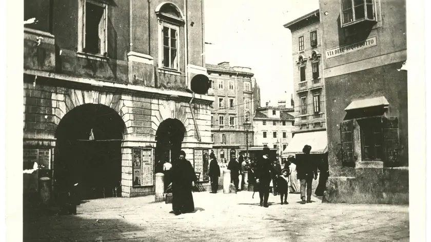 Dalla collezione della Foteteca dei Civici Musei un’immagine del passeggio all’inizio dell’Acquedotto, cuore pulsante del Borgo Franceschino