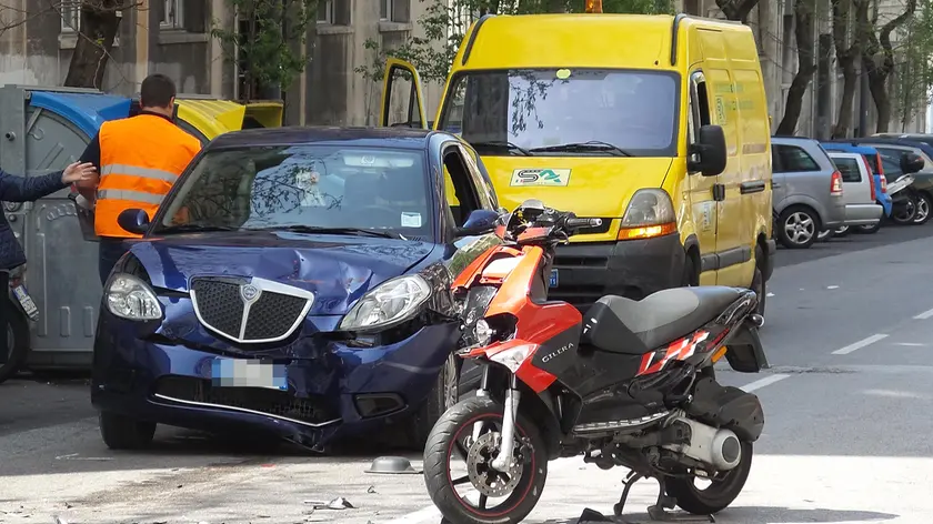 L'incidente in via Fabio Severo (foto Lasorte)