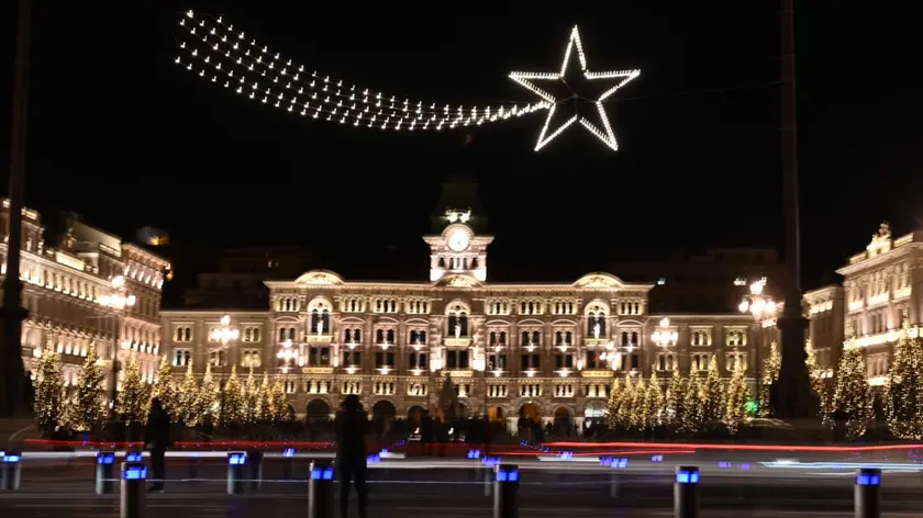 Piazza Unità dopo l'accensione (Foto Bruni)