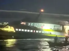 Un’immagine del catamarano incagliato. Foto Novi List