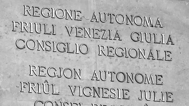 Lasorte Trieste 23 04 04 - Consiglio Regionale - Insegna Bilingue Italiano Friulano