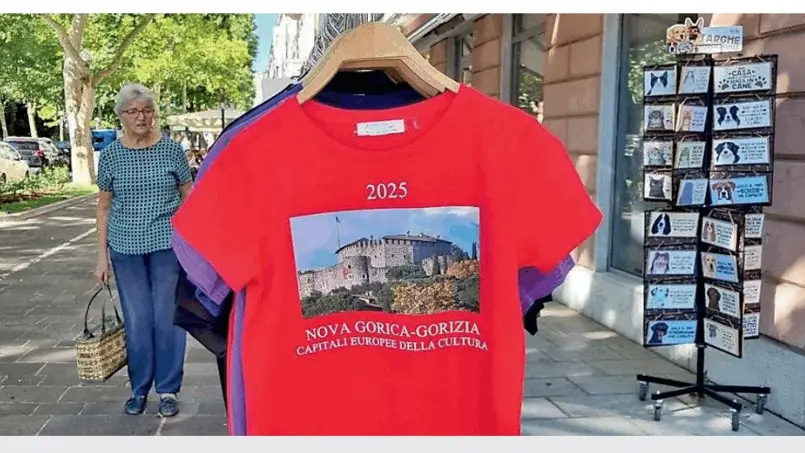 Le t-shirt con il castello