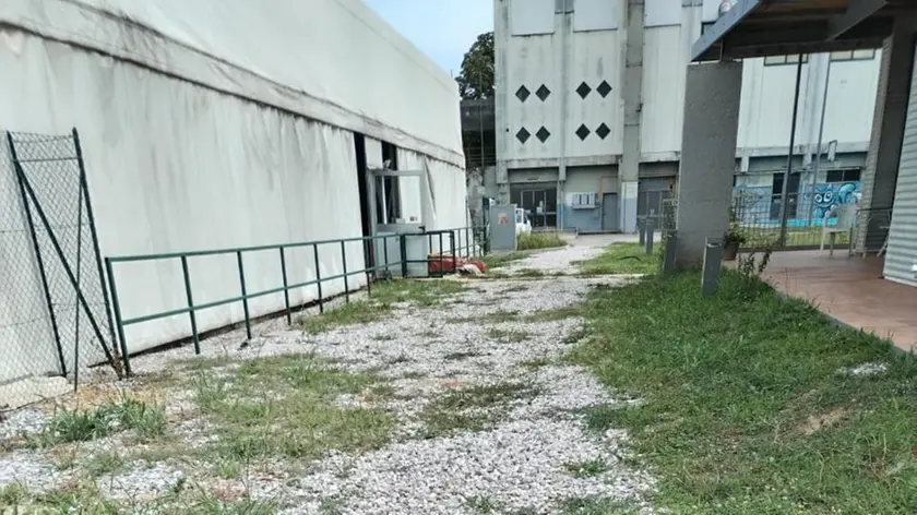 La situazione del viale del Tennis club e degli spogliatoi
