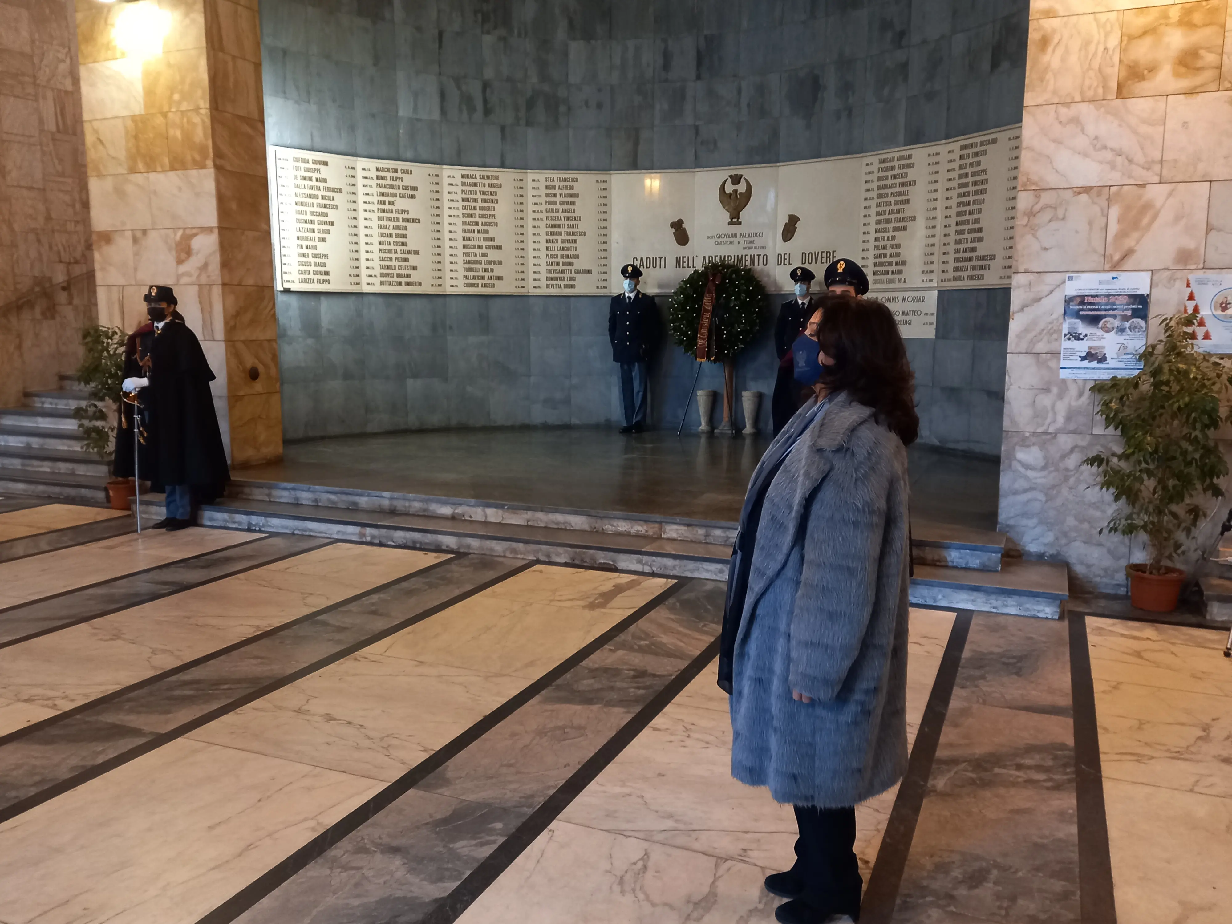 Si insedia oggi, 30 dicembre, il nuovo questore di Trieste, Irene Tittoni: la foto davanti al famedio