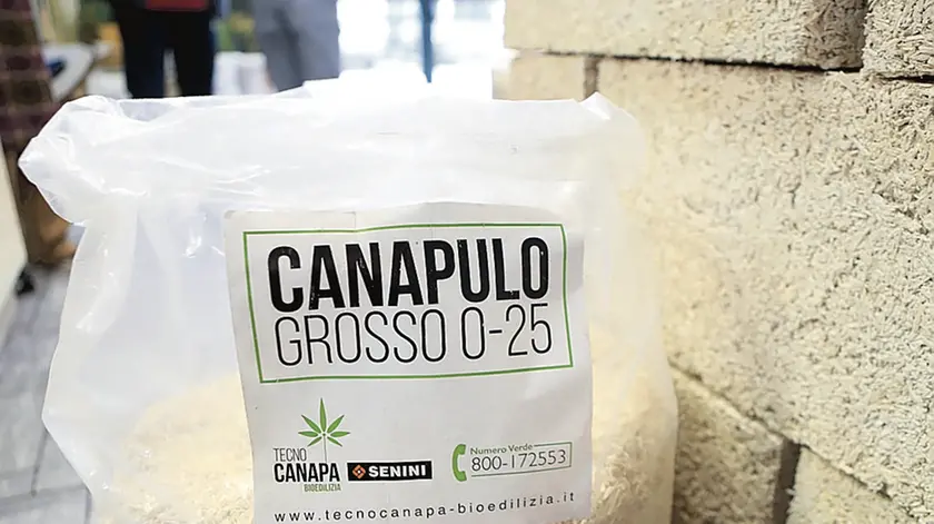 Sacchi di materiali per bioedilizia ricavati dalla canapa
