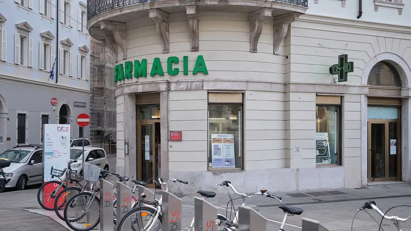 la farmacia di piazza Oberdano fotografata da Massimo Silvano