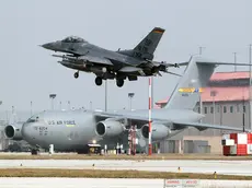 Caccia appena decollato dalla pista della base Usaf di Aviano (Pordenone), da una settimana blindata e aperta eccezionalmente per due ore alla visita dei giornalisti di tutto il mondo, oggi 25 marzo 2011. Attualmente la base di Aviano ospita circa 80 velivoli: gli F16 normalmente di stanza nella base friulana, gli F15 riposizionati dall'Inghilterra, gli F18 abilitati alla guerra elettronica e, dal 25 marzo, una decina di A10 anticarro. ANSA / STEFANO LANCIA