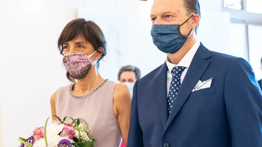 Nella foto di Giada Genzo una coppia durante il matrimonio celebrato nella sala comunale Tergeste