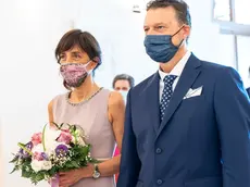 Nella foto di Giada Genzo una coppia durante il matrimonio celebrato nella sala comunale Tergeste