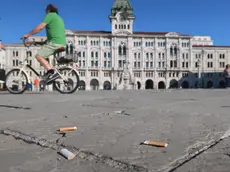 Mozziconi di sigaretta gettati a terra in piazza Unità. Giovedì l’associazione All Sail organizza un’iniziativa di sensibilizzazione.