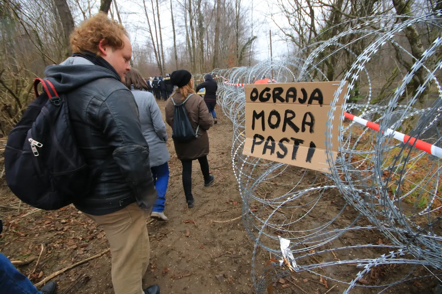 Uno dei cartelli di protesta appesi sul filo spinato