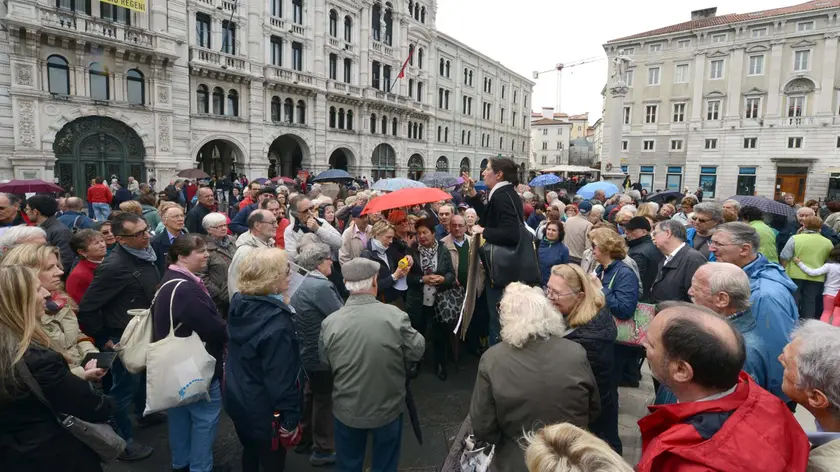 La protesta dei soci Coop in piazza Unità (Bruni)