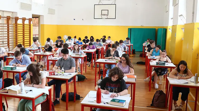 Gli allievi del Dante impegnati nell’esame di maturità alla fine dello scorso anno scolastico foto Lasorte