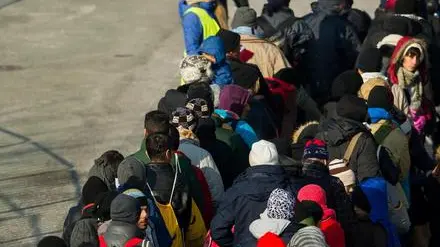 Refugees and migrants wait to cross the Slovenian-Austrian border, near the village of Sentilj, Slovenia, 22 January 2016. Austria unveiled a plan 20 January to cap the number of new asylum seekers it will take in coming years, prompting reactions by politicians across Europe and highlighting a divide in how governments plan to handle a record influx of refugees. Austria decided to limit refugee numbers to 37,500 this year - a sharp drop from the 120,000 asylum claims the Alpine country was expecting. ANSA/CHRISTIAN BRUNA