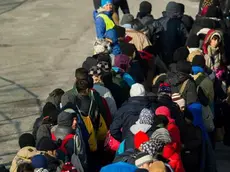 Refugees and migrants wait to cross the Slovenian-Austrian border, near the village of Sentilj, Slovenia, 22 January 2016. Austria unveiled a plan 20 January to cap the number of new asylum seekers it will take in coming years, prompting reactions by politicians across Europe and highlighting a divide in how governments plan to handle a record influx of refugees. Austria decided to limit refugee numbers to 37,500 this year - a sharp drop from the 120,000 asylum claims the Alpine country was expecting. ANSA/CHRISTIAN BRUNA