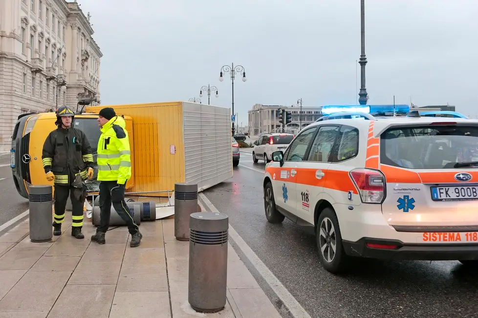 Silvano Trieste 2018-02-03 Camion della Gondrand viene capovolto dalla bora e si schianta