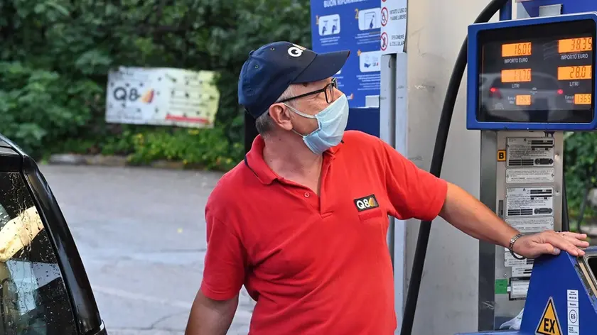 Un benzinaio al lavoro nella sua stazione di servizio