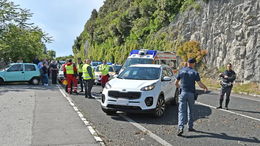 L'intervento delle forze dell'ordine e del 118 dopo l'incidente in Costiera (foto Lasorte)