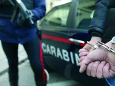 Nella foto di archivio, un arresto da parte dei carabinieri