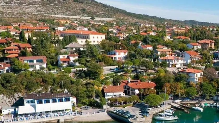 Una veduta aerea del porticciolo di Duino