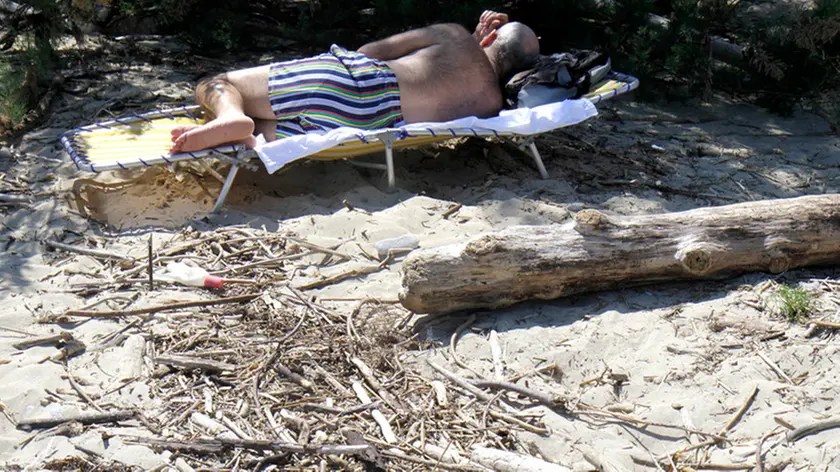 Bonaventura Monfalcone-23.05.2016 Rifiuti e bagnanti-Fra Marina Nova e Marina Julia-Monfalcone-foto di Katia Bonaventura