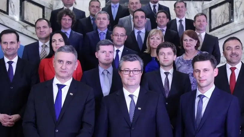 Foto di gruppo del governo croato della coalizione Most-Hdz. Hasanbegovic è in terza fila dietro il premier