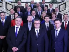 Foto di gruppo del governo croato della coalizione Most-Hdz. Hasanbegovic è in terza fila dietro il premier