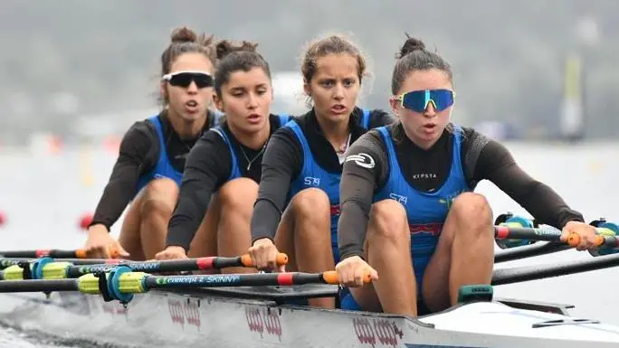 In alto a destra il quattro di coppia con de Vincenzi in azione.