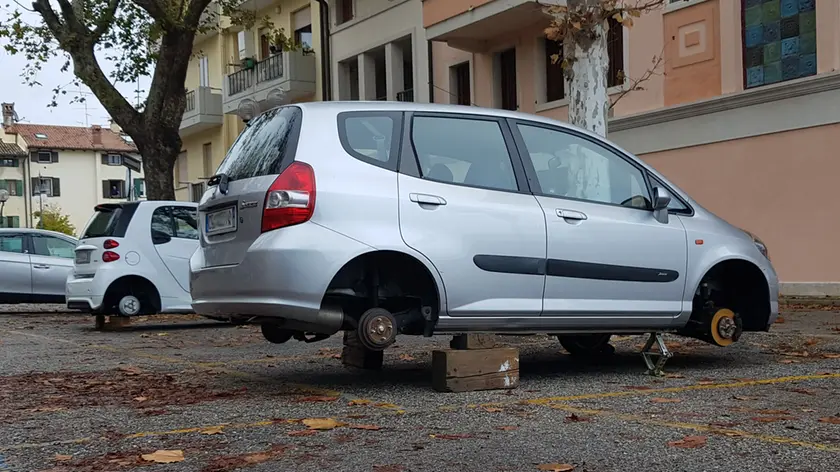 Auto senza gomme a Grado