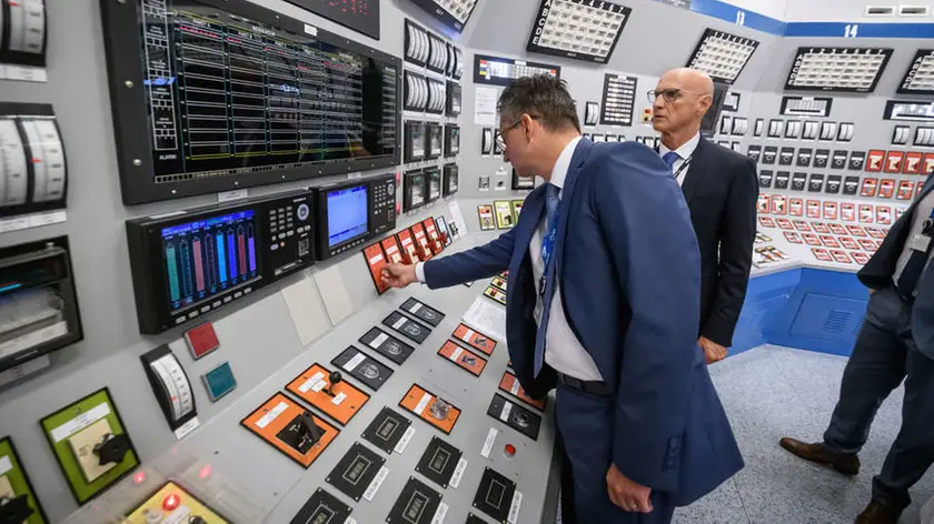 Un momento della visita del premier Marjan Šarec alla Centrale nucleare di Krško. (foto sta.si)