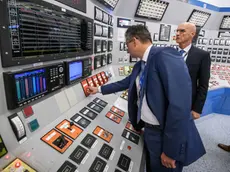 Un momento della visita del premier Marjan Šarec alla Centrale nucleare di Krško. (foto sta.si)