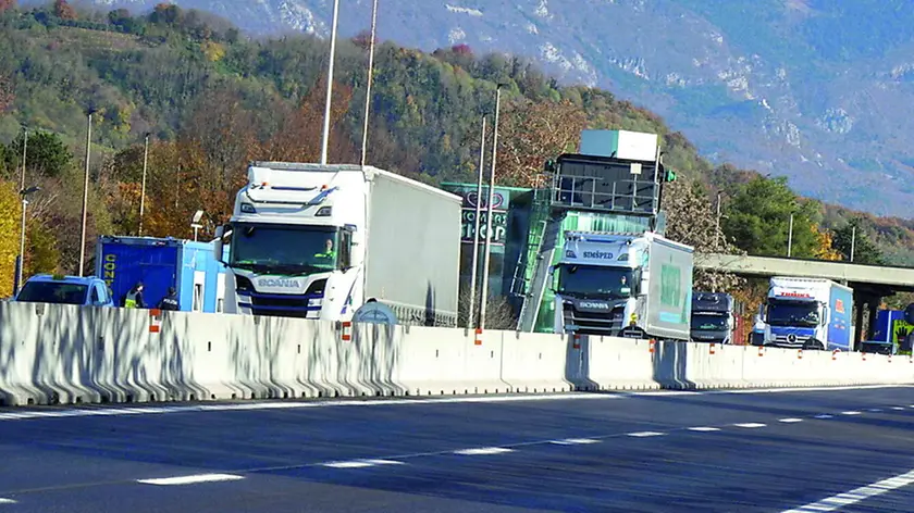 Il traffico di mezzi pesanti su un tratto della H4 verso Gorizia Foto Pierluigi Bumbaca