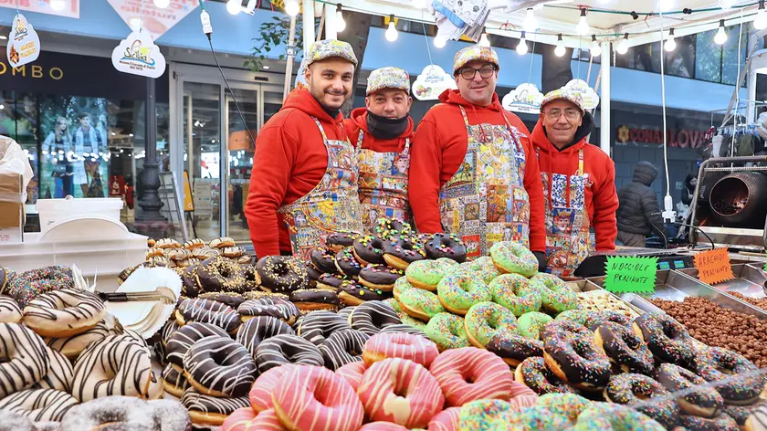 Una bancarella di dolci allestita all’ultima edizione della fiera di San Nicolò, simbolo dei mercati all’aperto