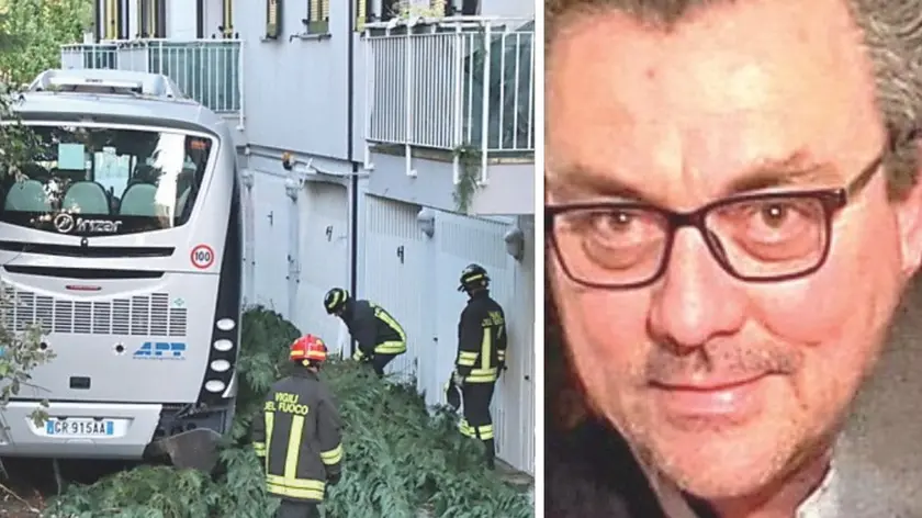 A sinistra l'autobus incastrato nel cortile del condominio, foto Bumbaca. A destra David Braida