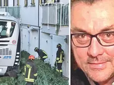 A sinistra l'autobus incastrato nel cortile del condominio, foto Bumbaca. A destra David Braida