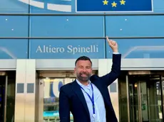 Alessandro Zan davanti alla sede del Parlamento europeo a Bruxelles nella foto da lui postata