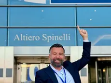 Alessandro Zan davanti alla sede del Parlamento europeo a Bruxelles nella foto da lui postata