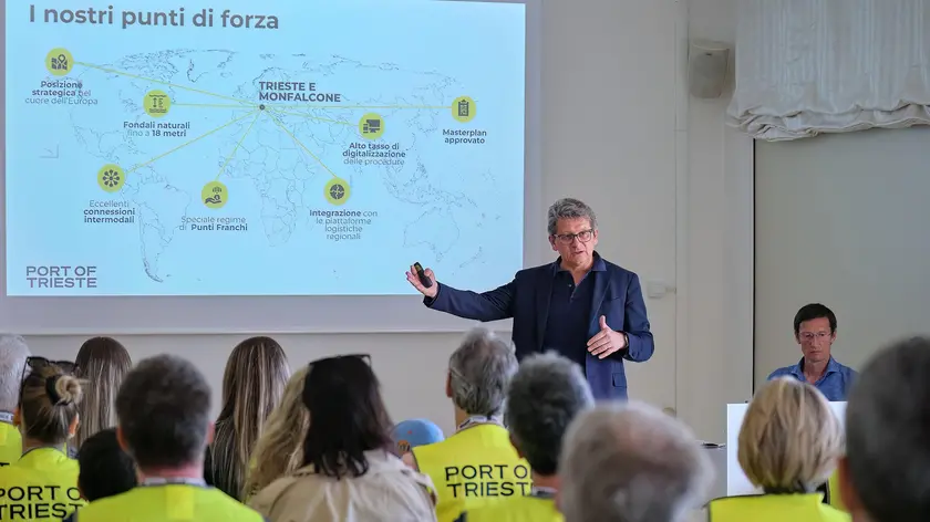 Zeno D'Agostino illustra ai partecipanti i passii fatti e le prospettive del Porto di Trieste. Foto di Massimo Silvano