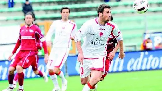 Il difensore centrale Marcello Cottafava in azione con la maglia alabardata nel 2011